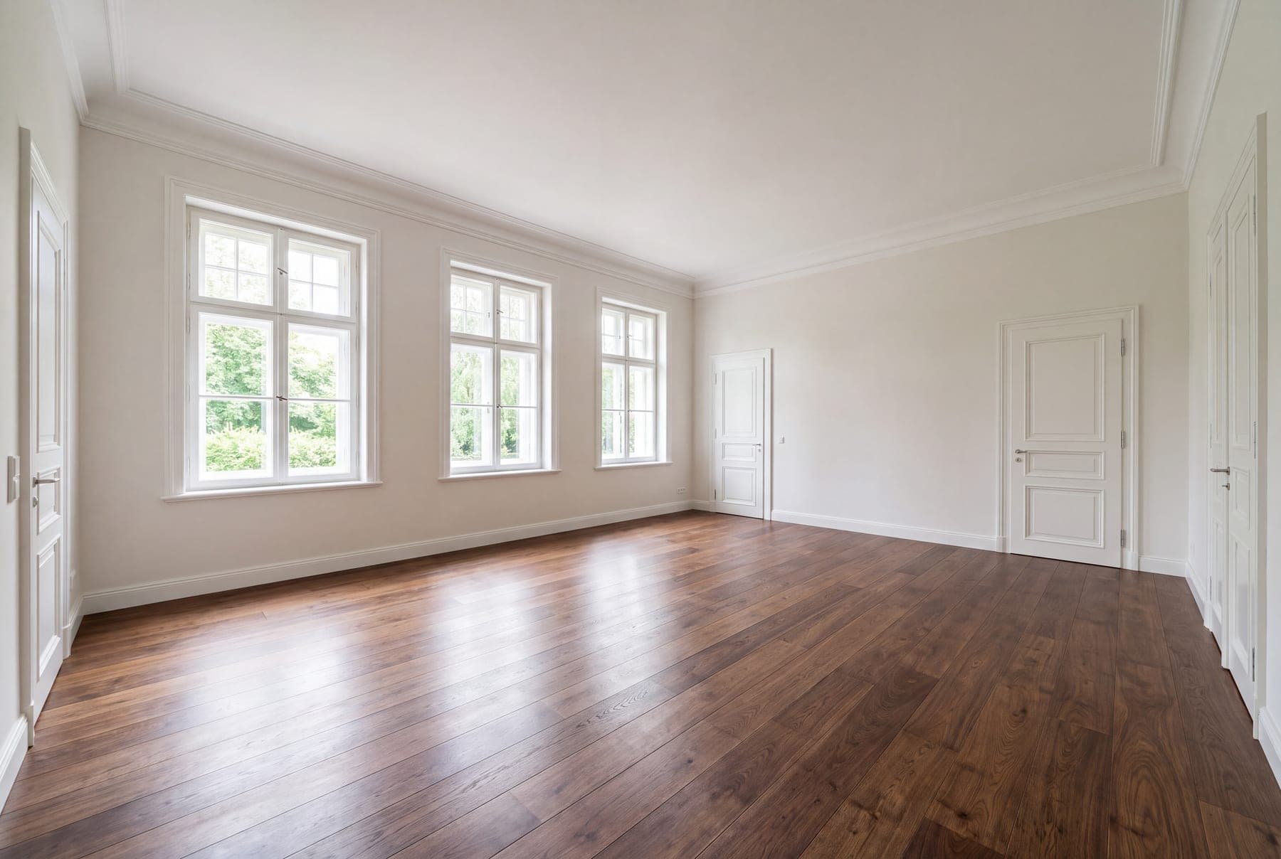 Leerer, heller Wohnraum als Symbolbild für eine Immobilien-Exposé-Checkliste